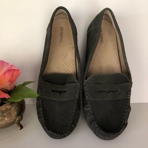 Menora Sz 8M Grey Suede Leather Moccasin Flats